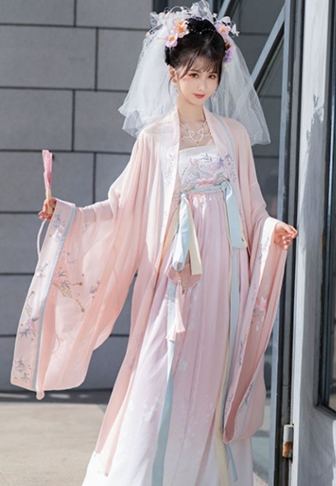 草地上的汉服美女娇艳欲滴写真