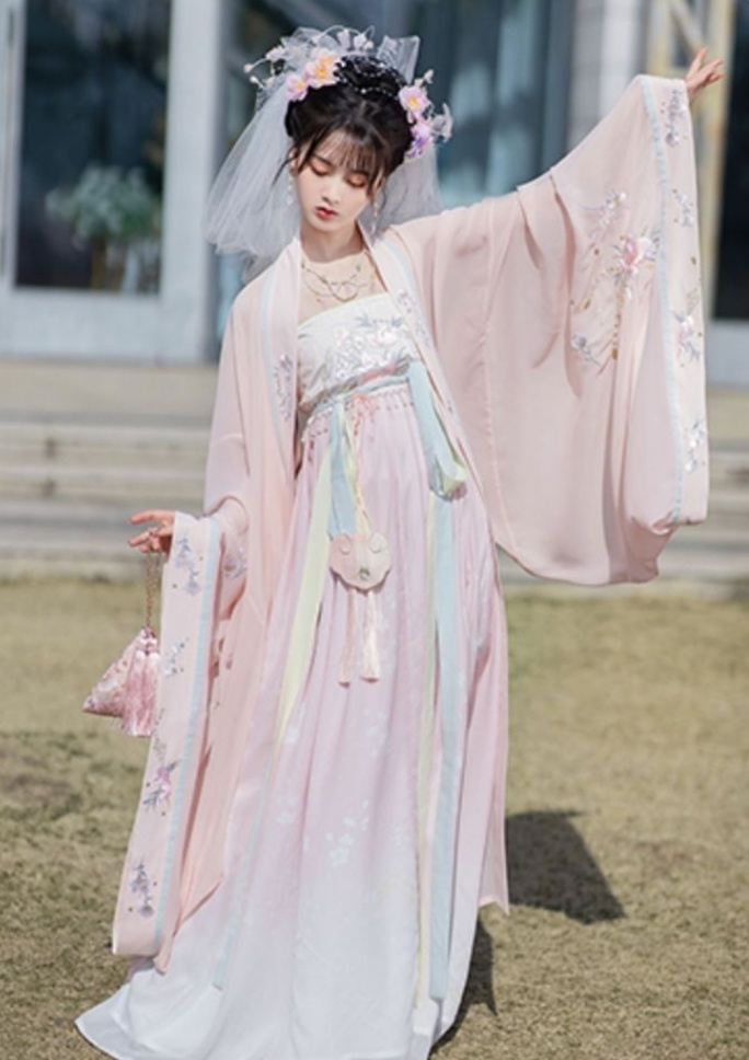 草地上的汉服美女娇艳欲滴写真