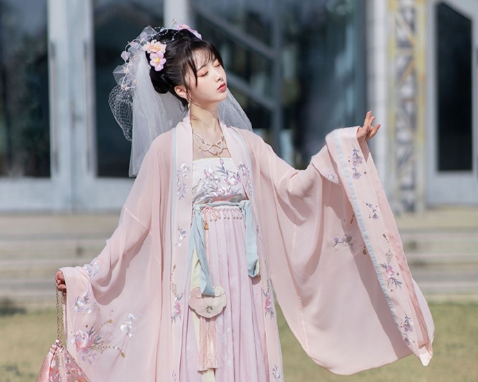 草地上的汉服美女娇艳欲滴写真