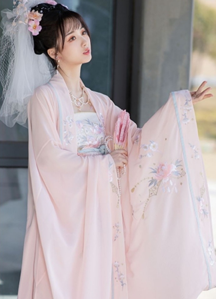 草地上的汉服美女娇艳欲滴写真