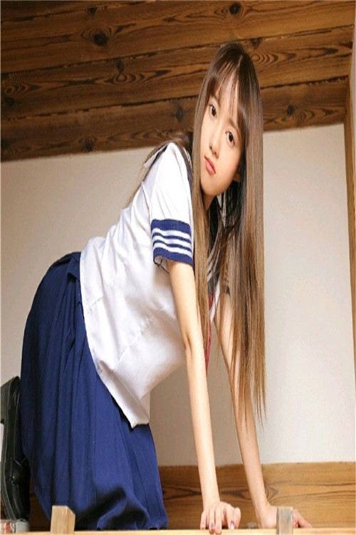 金发少女学生制服清新脱俗图片