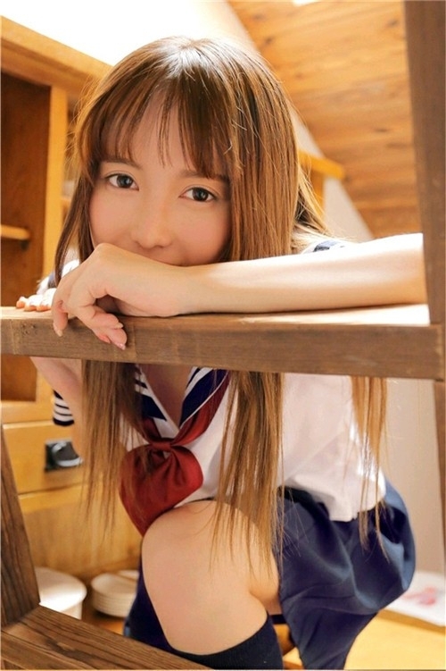 金发少女学生制服清新脱俗图片