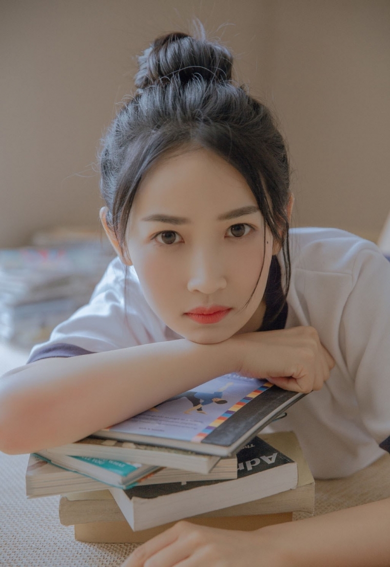 丸子头美女休闲体操服精选图片