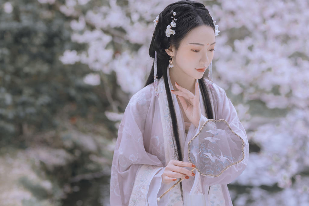 古装美女长发及腰端庄娴静图片