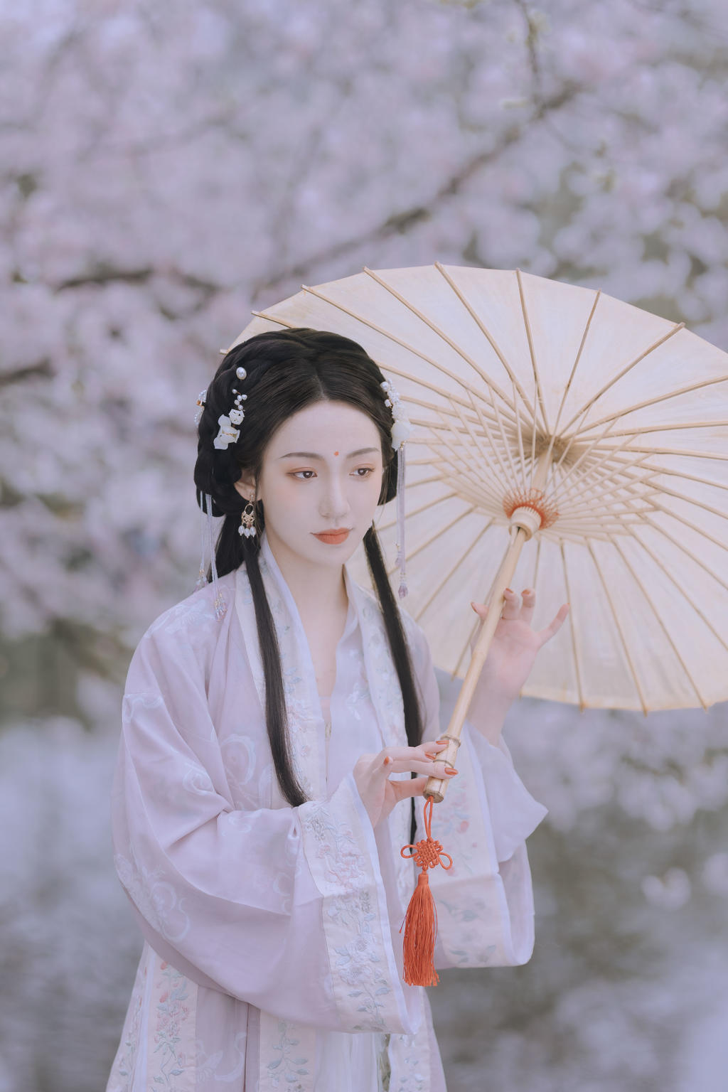 古装美女长发及腰端庄娴静图片