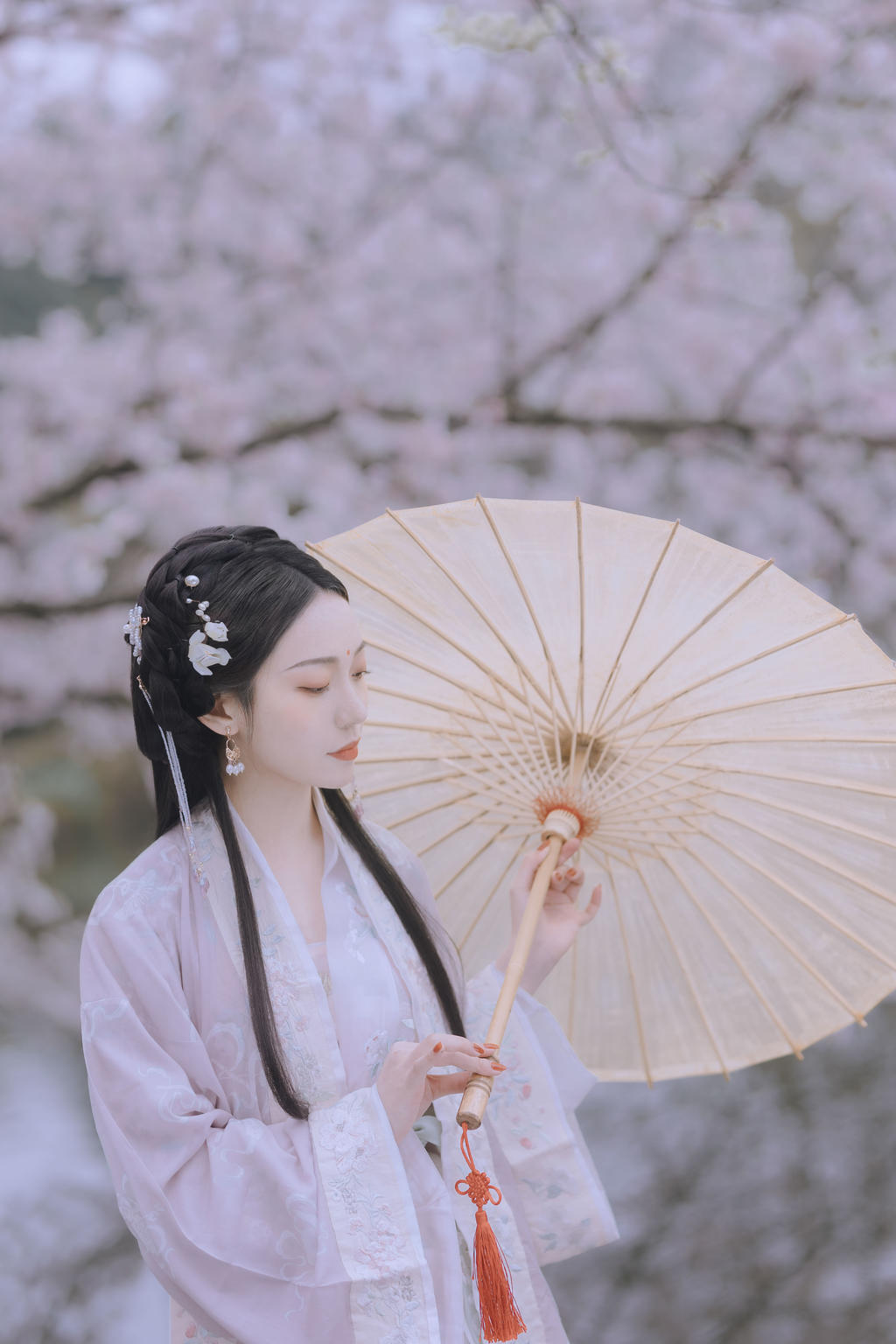 古装美女长发及腰端庄娴静图片