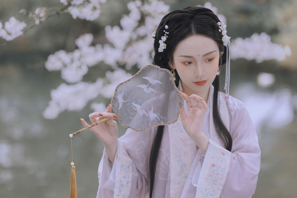 古装美女长发及腰端庄娴静图片