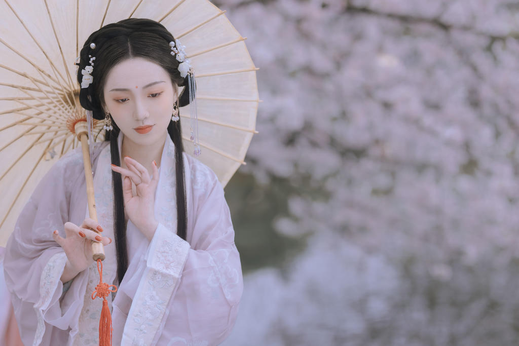 古装美女长发及腰端庄娴静图片