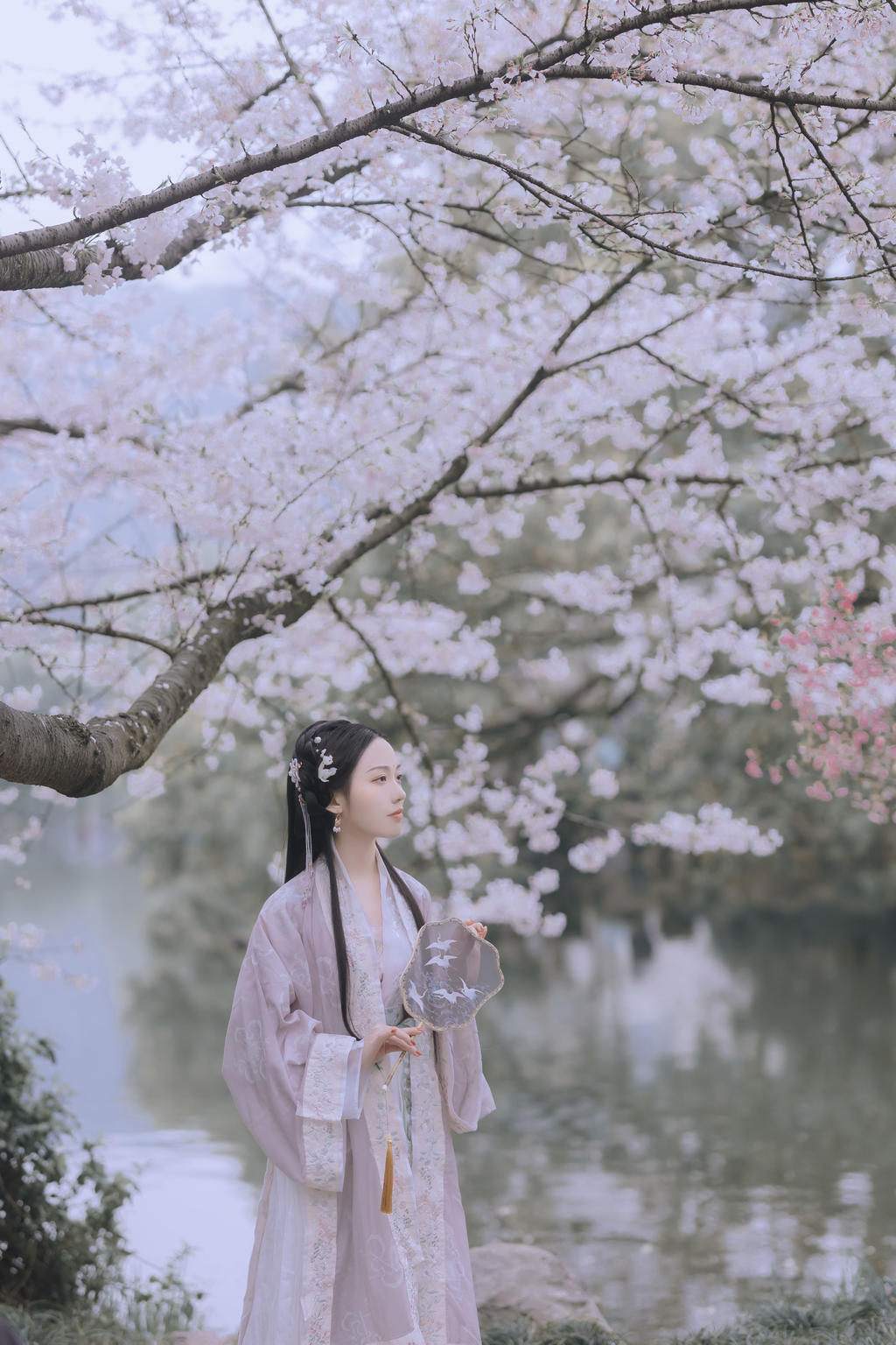 古装美女长发及腰端庄娴静图片