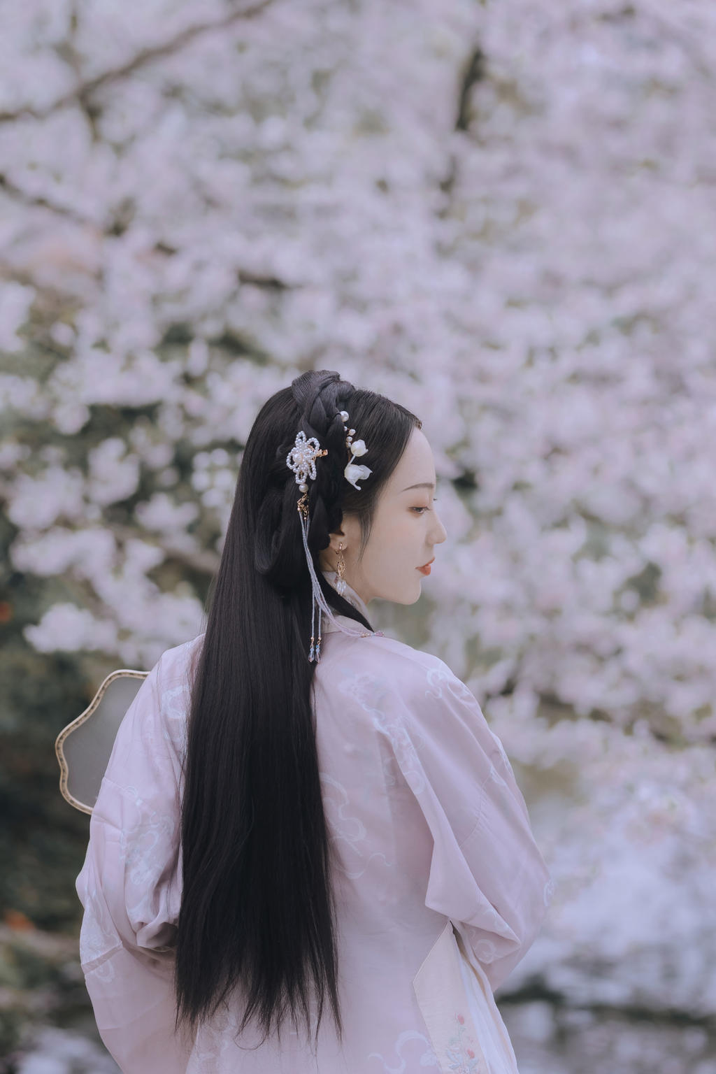 古装美女长发及腰端庄娴静图片