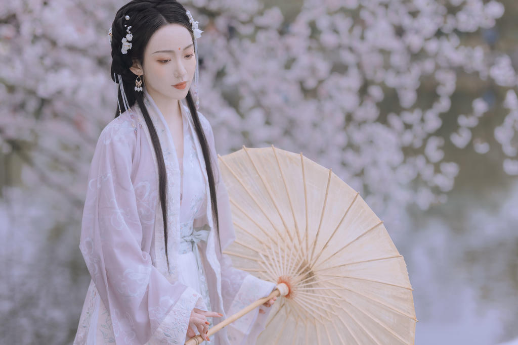 古装美女长发及腰端庄娴静图片