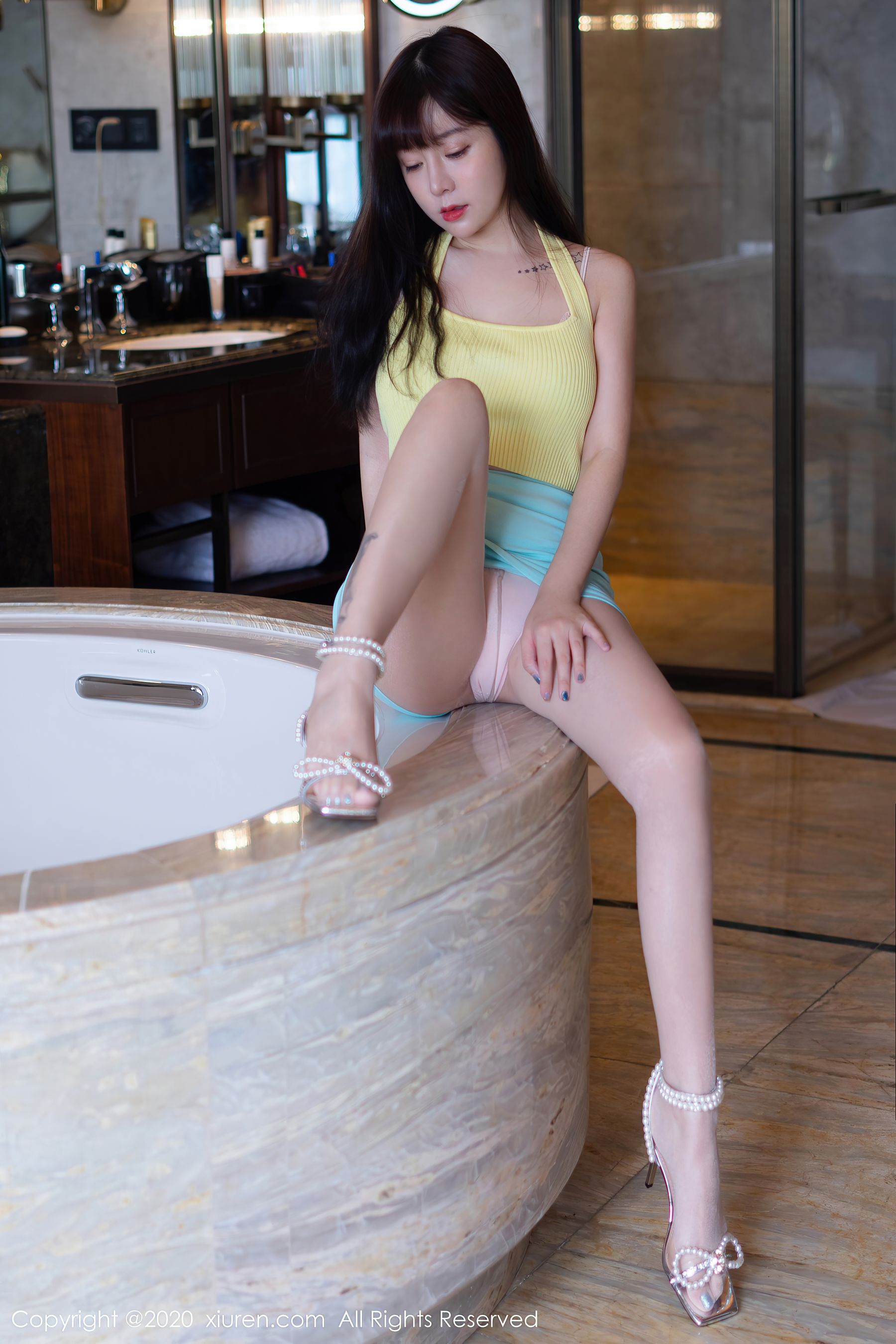 [秀人XiuRen] No.2615 王雨纯 - 诱人吊带与粉色内衣