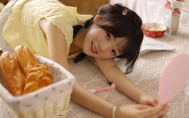 麻花辫萌妹子露齿甜笑私房写真