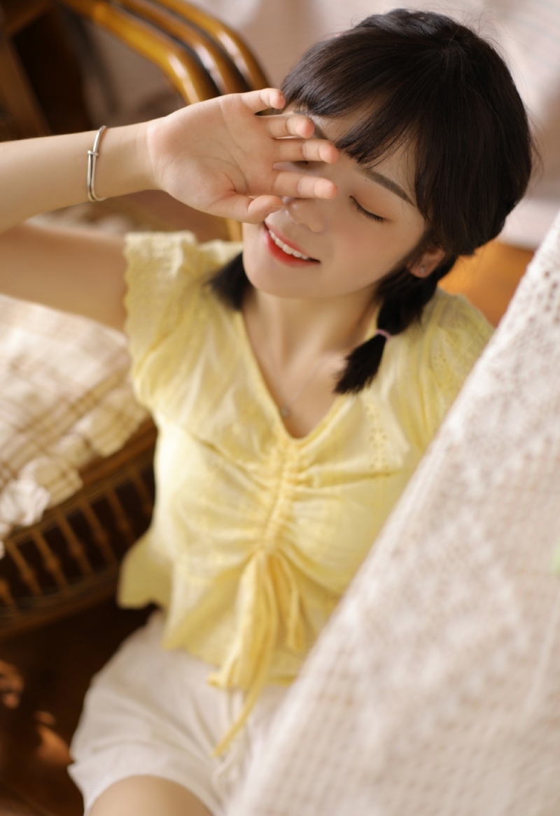 麻花辫萌妹子露齿甜笑私房写真