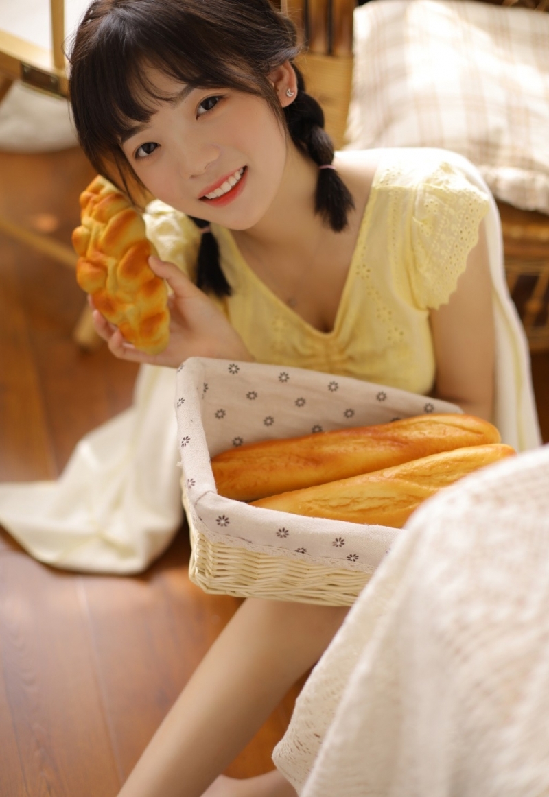 麻花辫萌妹子露齿甜笑私房写真