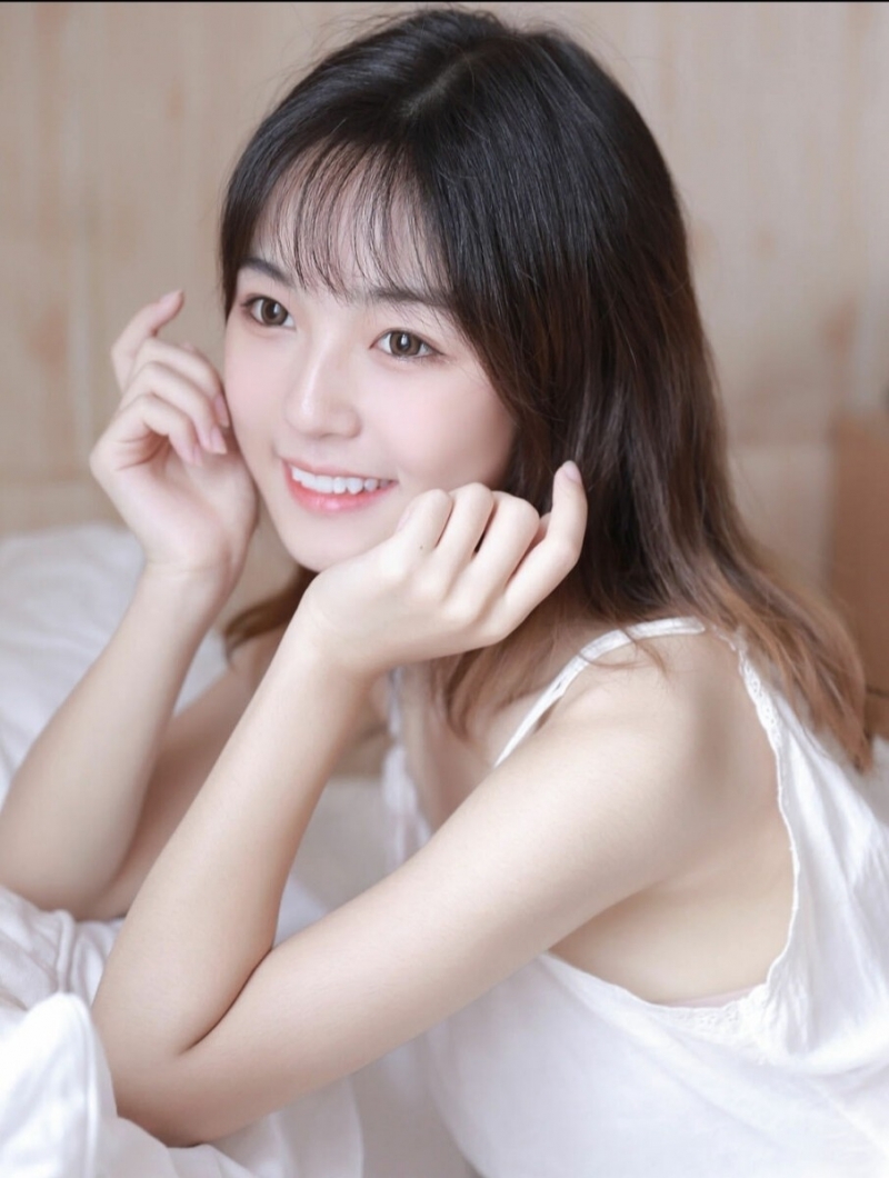 邻家女孩香肩锁骨室内个人写真