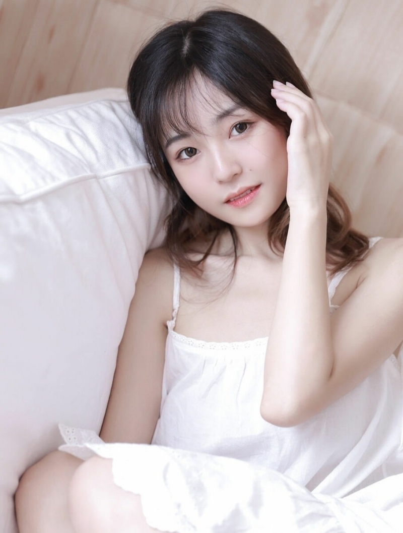 邻家女孩香肩锁骨室内个人写真