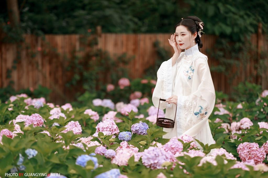 花海中的汉服美女高贵典雅写真