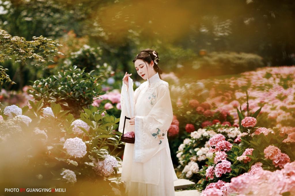 花海中的汉服美女高贵典雅写真