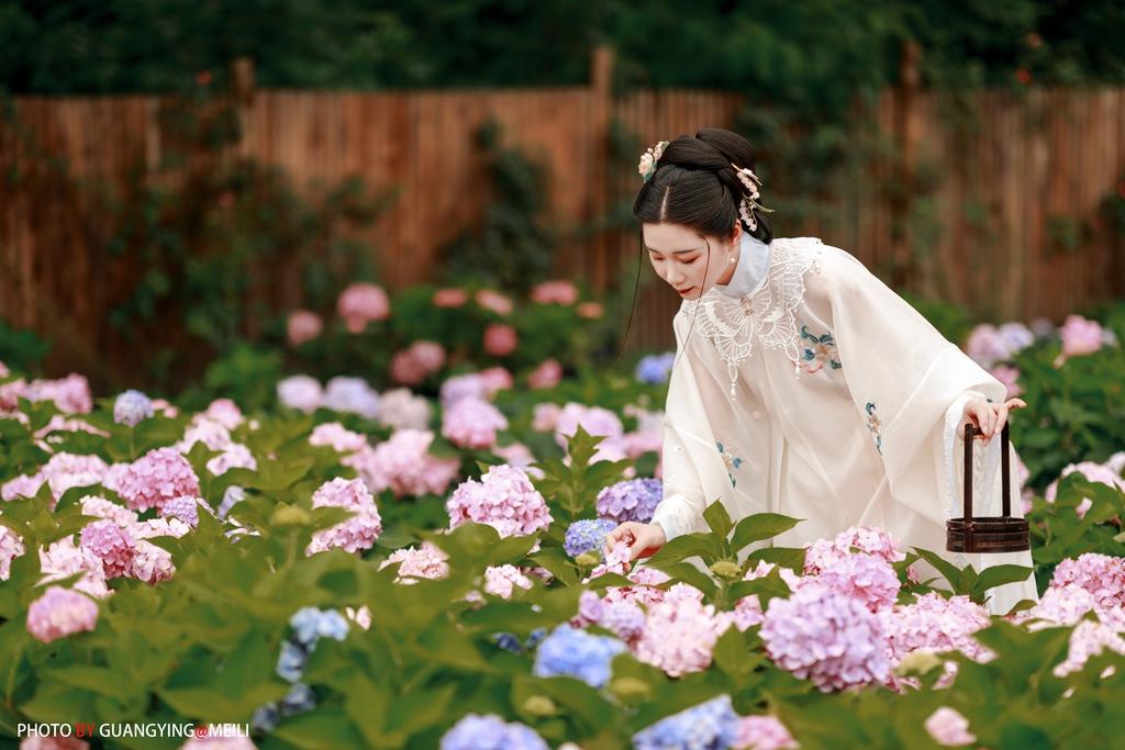 花海中的汉服美女高贵典雅写真