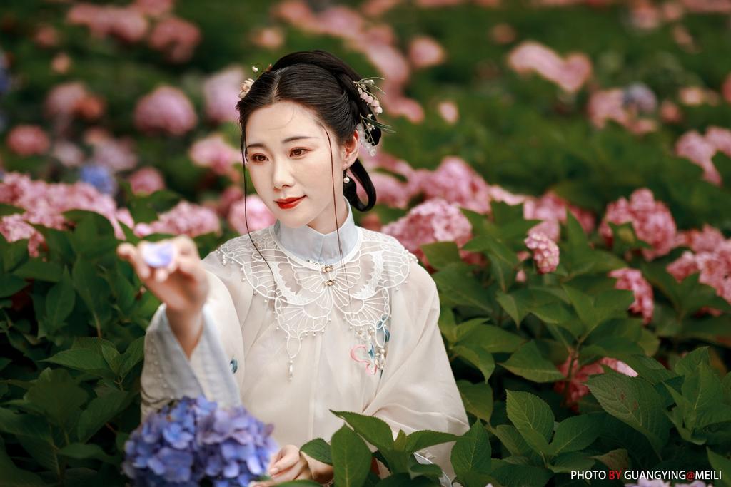 花海中的汉服美女高贵典雅写真