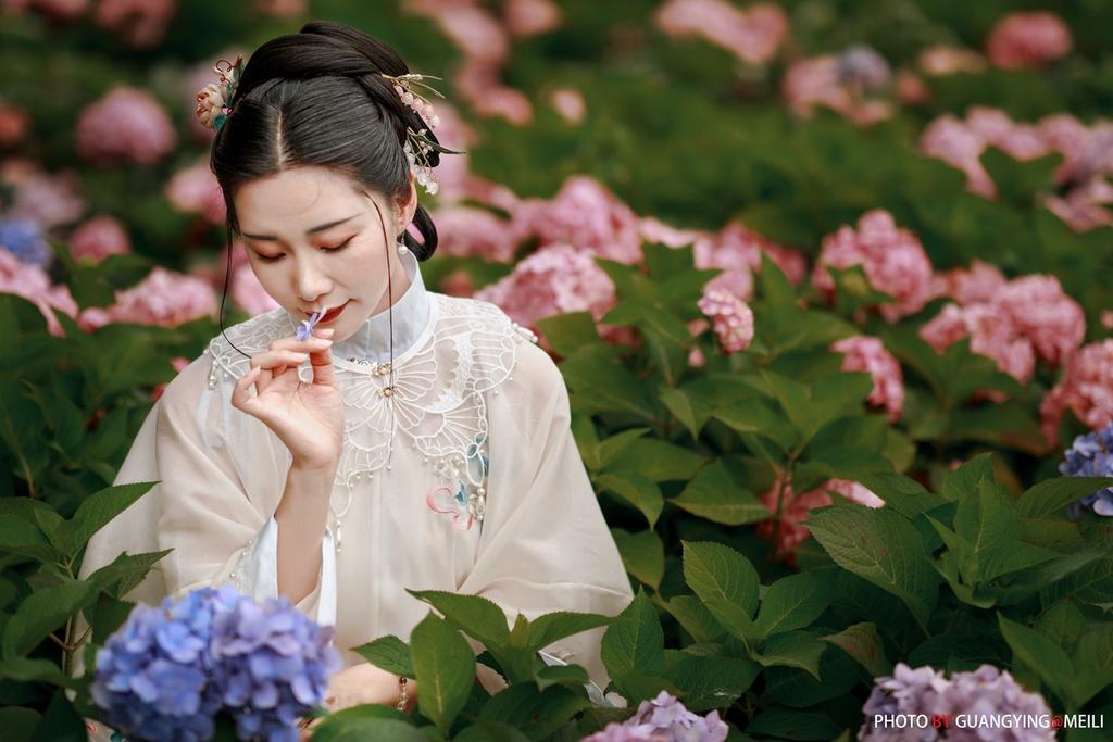 花海中的汉服美女高贵典雅写真