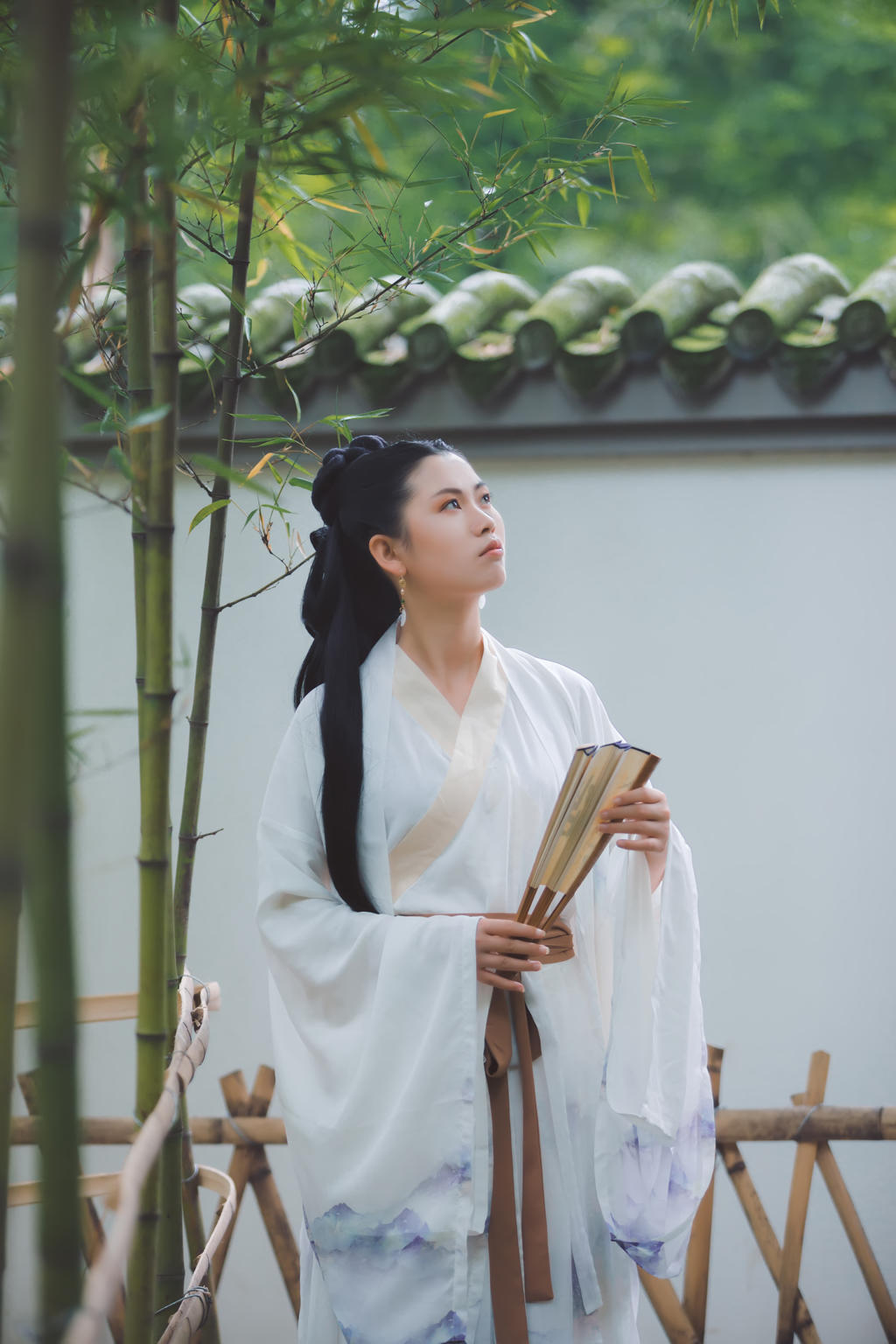 白衣古装美女英姿飒爽竹林写真