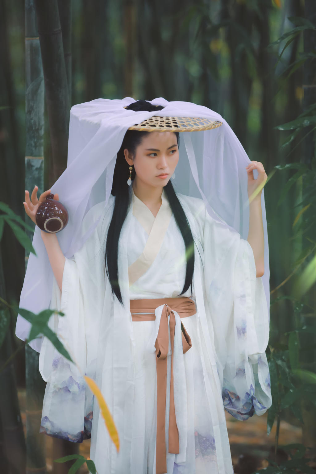 白衣古装美女英姿飒爽竹林写真