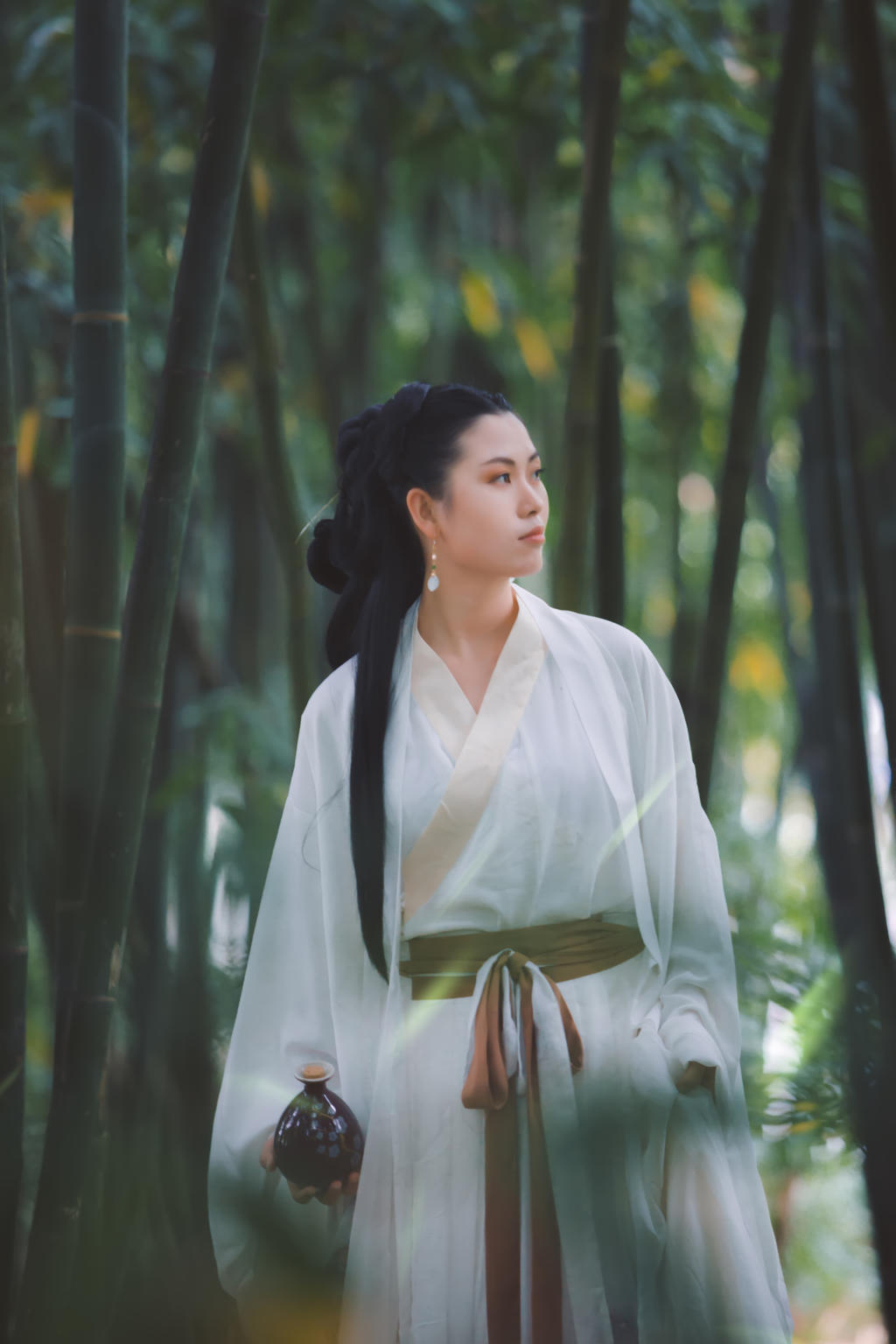 白衣古装美女英姿飒爽竹林写真