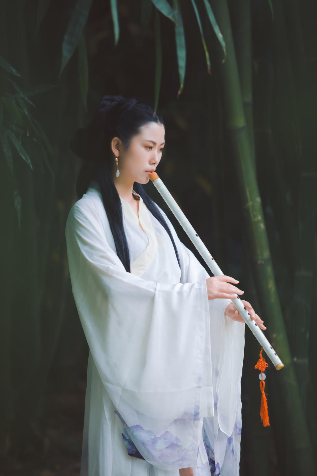 白衣古装美女英姿飒爽竹林写真