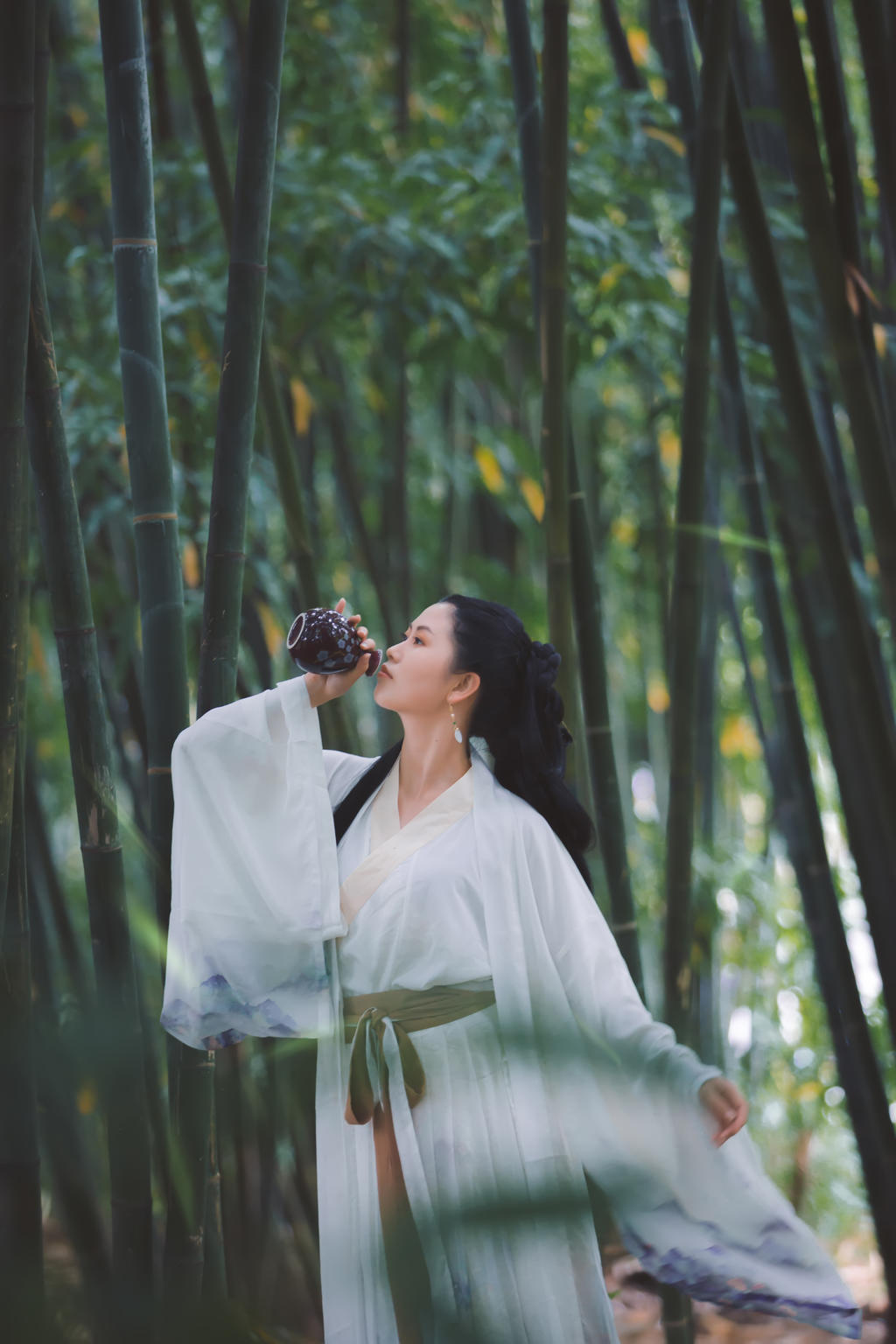 白衣古装美女英姿飒爽竹林写真