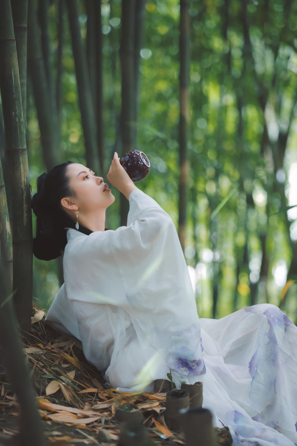 白衣古装美女英姿飒爽竹林写真