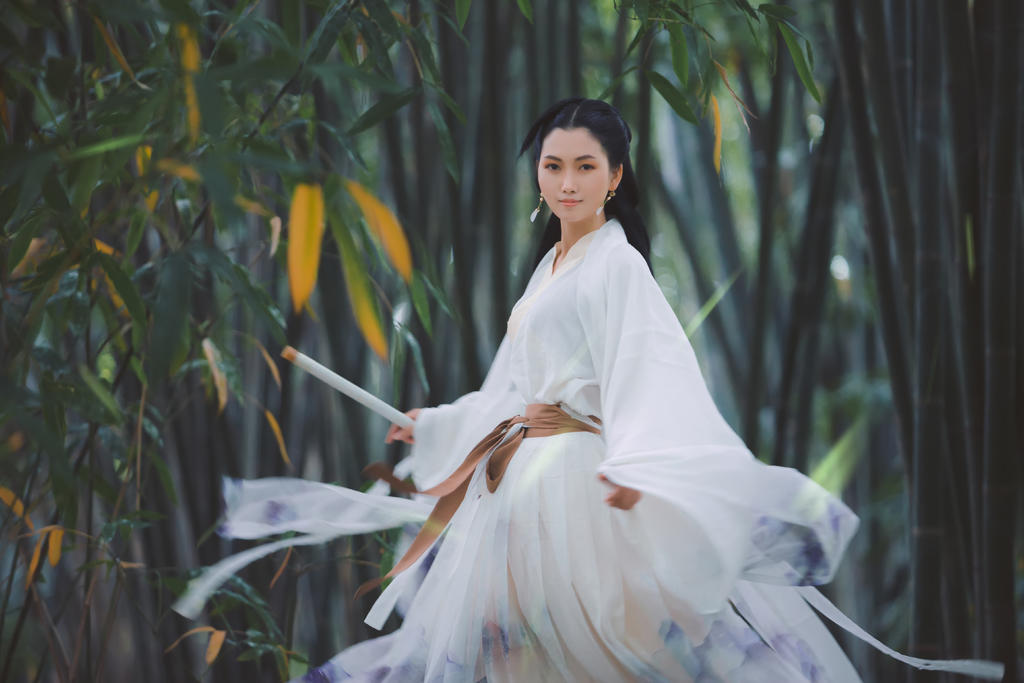 白衣古装美女英姿飒爽竹林写真