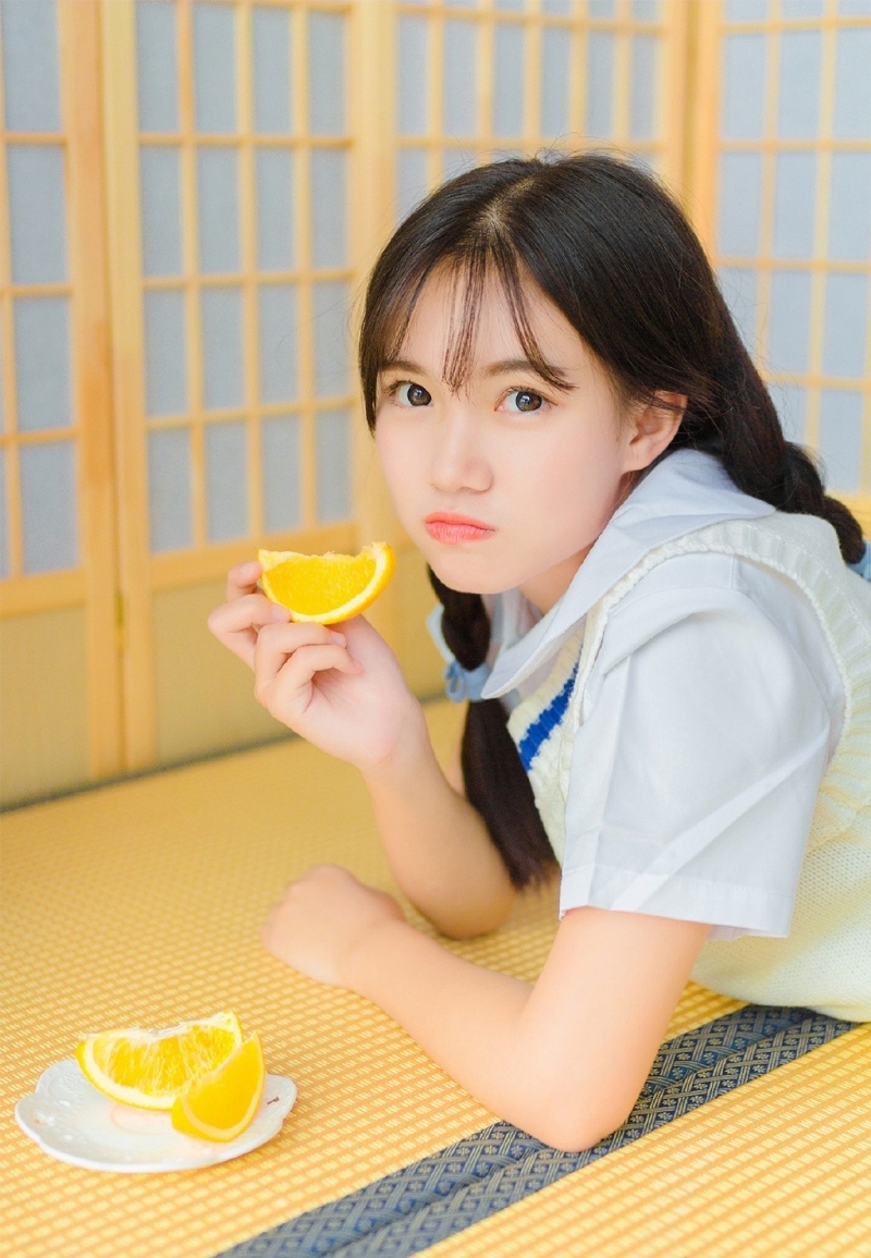 麻花辫美女学生妹青春活力图片