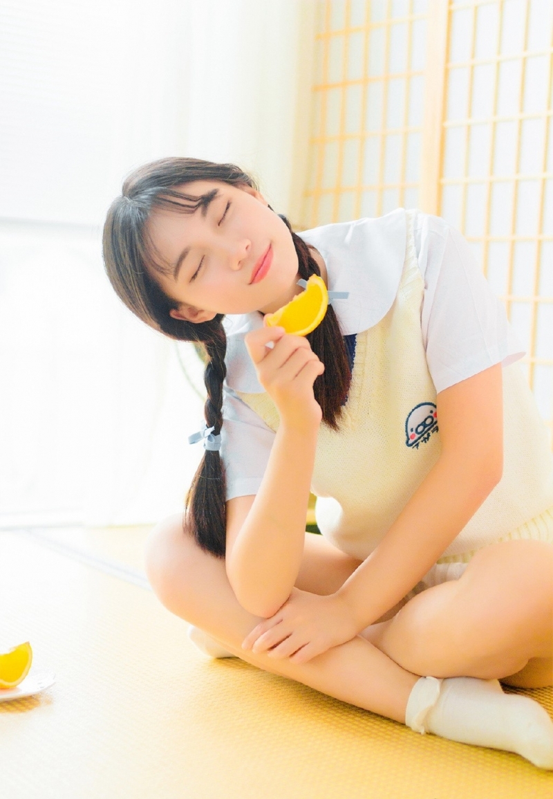 麻花辫美女学生妹青春活力图片