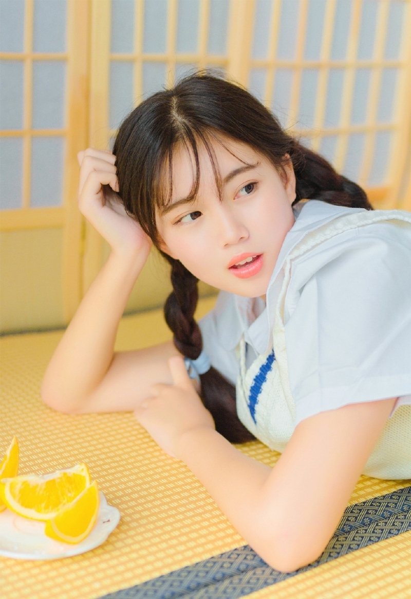 麻花辫美女学生妹青春活力图片