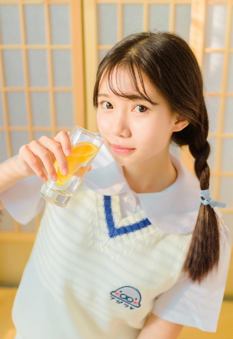 麻花辫美女学生妹青春活力图片