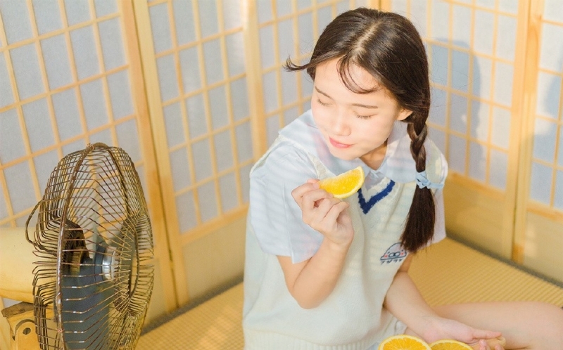 麻花辫美女学生妹青春活力图片