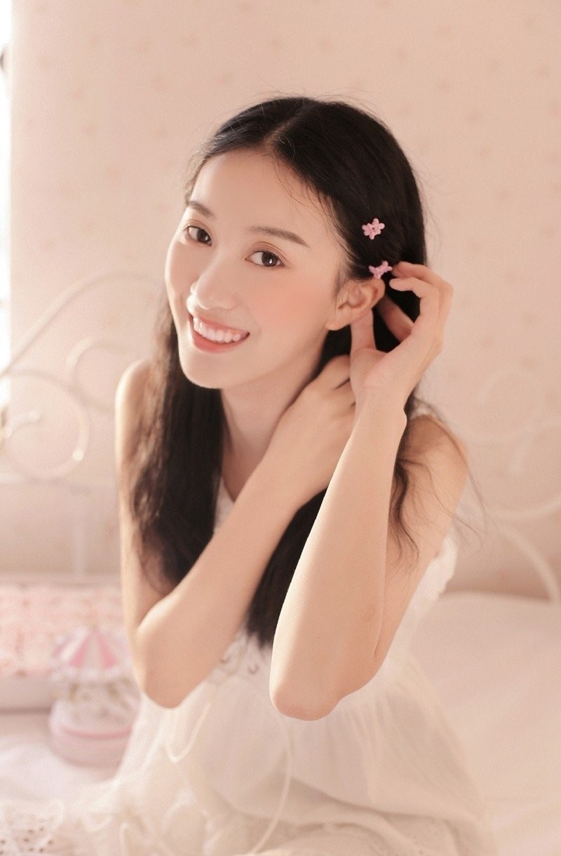 长发美女吊带香肩室内个人写真