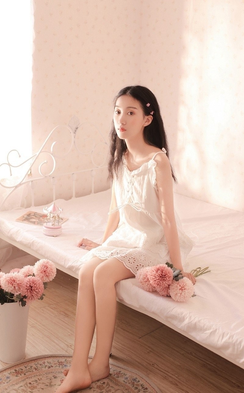 长发美女吊带香肩室内个人写真