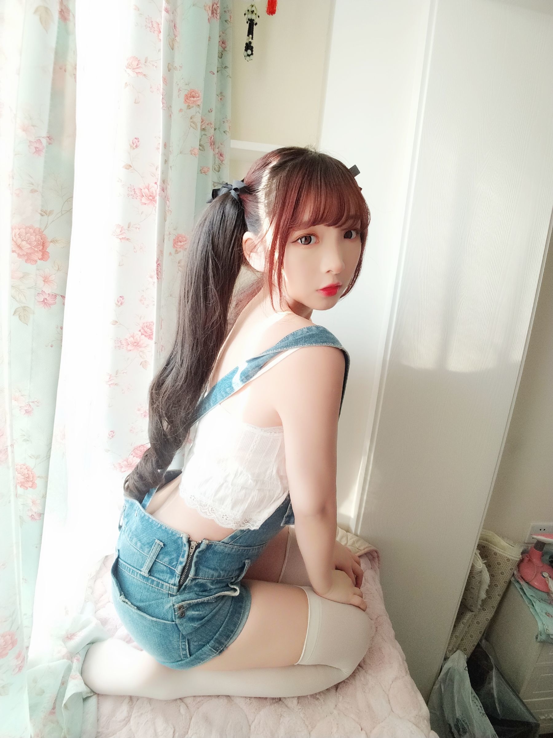 [网红Coser] 古川kagura 《牛仔吊带短裤》