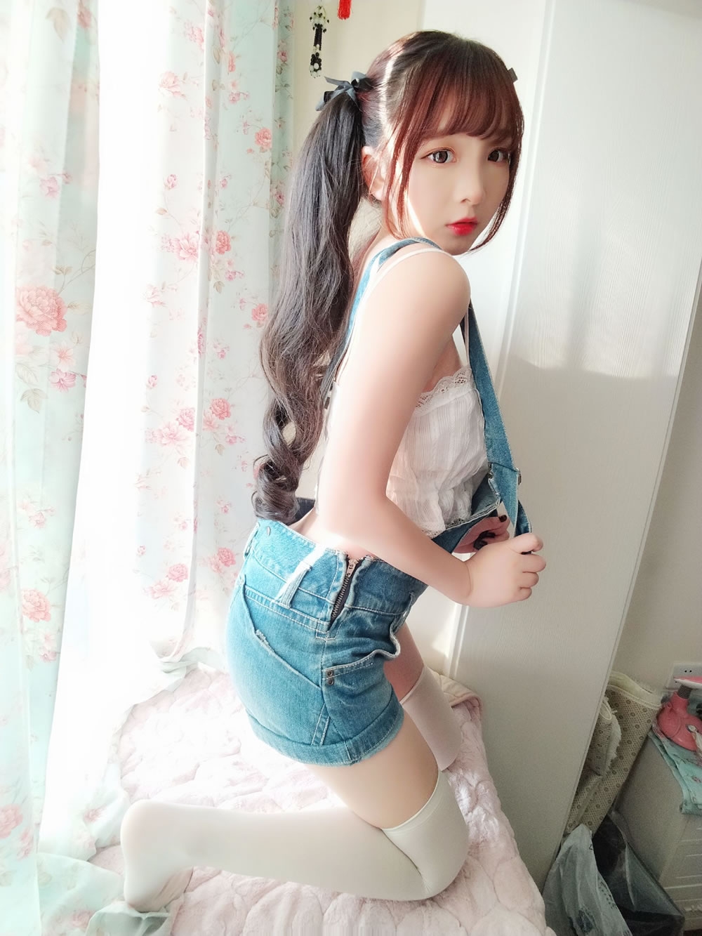 [网红Coser] 古川kagura 《牛仔吊带短裤》