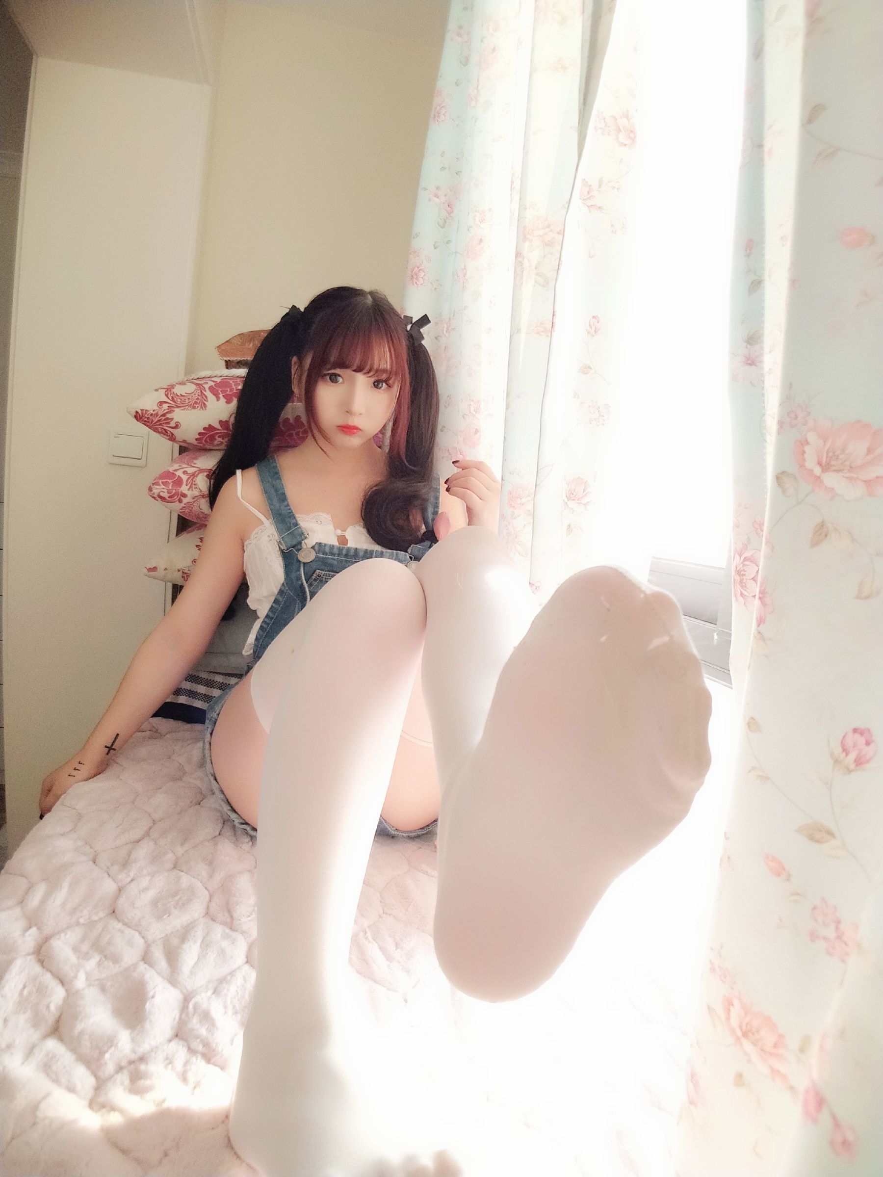 [网红Coser] 古川kagura 《牛仔吊带短裤》