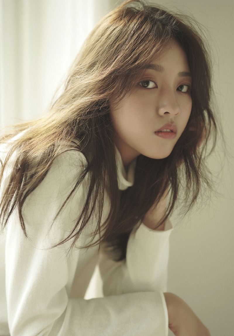 文艺范女生白皙大长腿居家写真