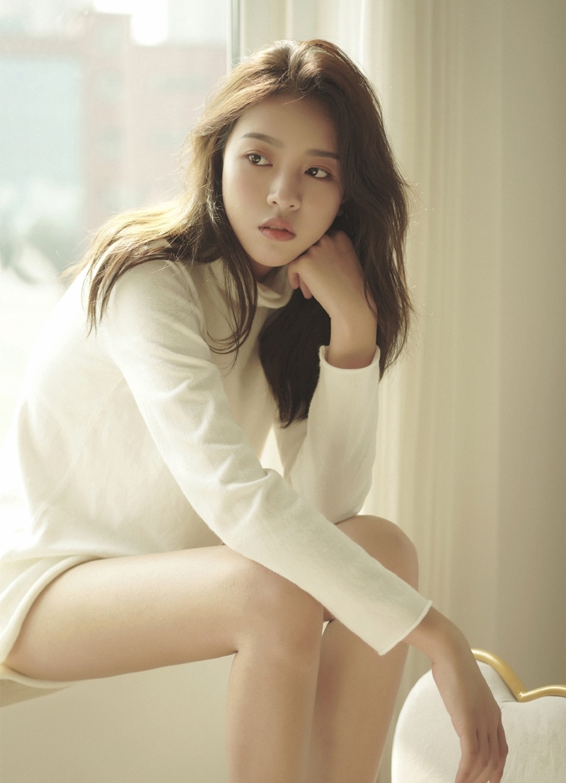 文艺范女生白皙大长腿居家写真