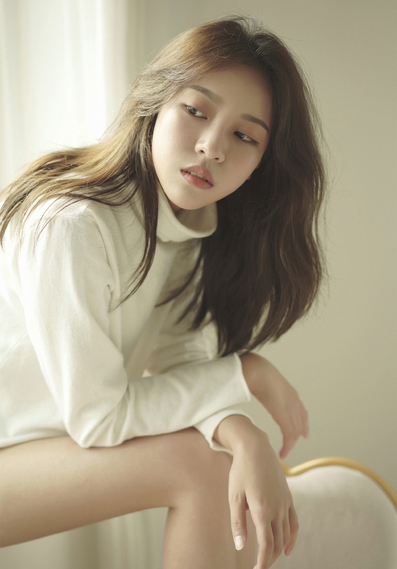 文艺范女生白皙大长腿居家写真