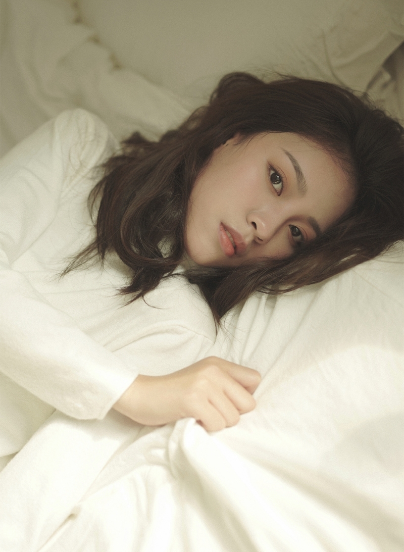 文艺范女生白皙大长腿居家写真