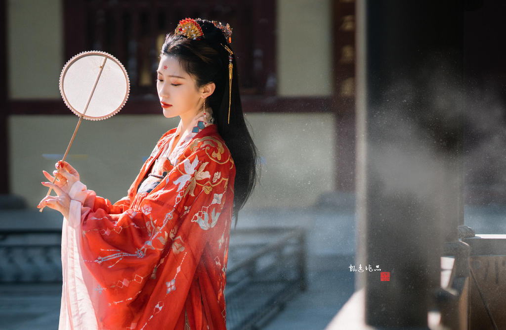 汉服美女红妆素裹风情万种图片