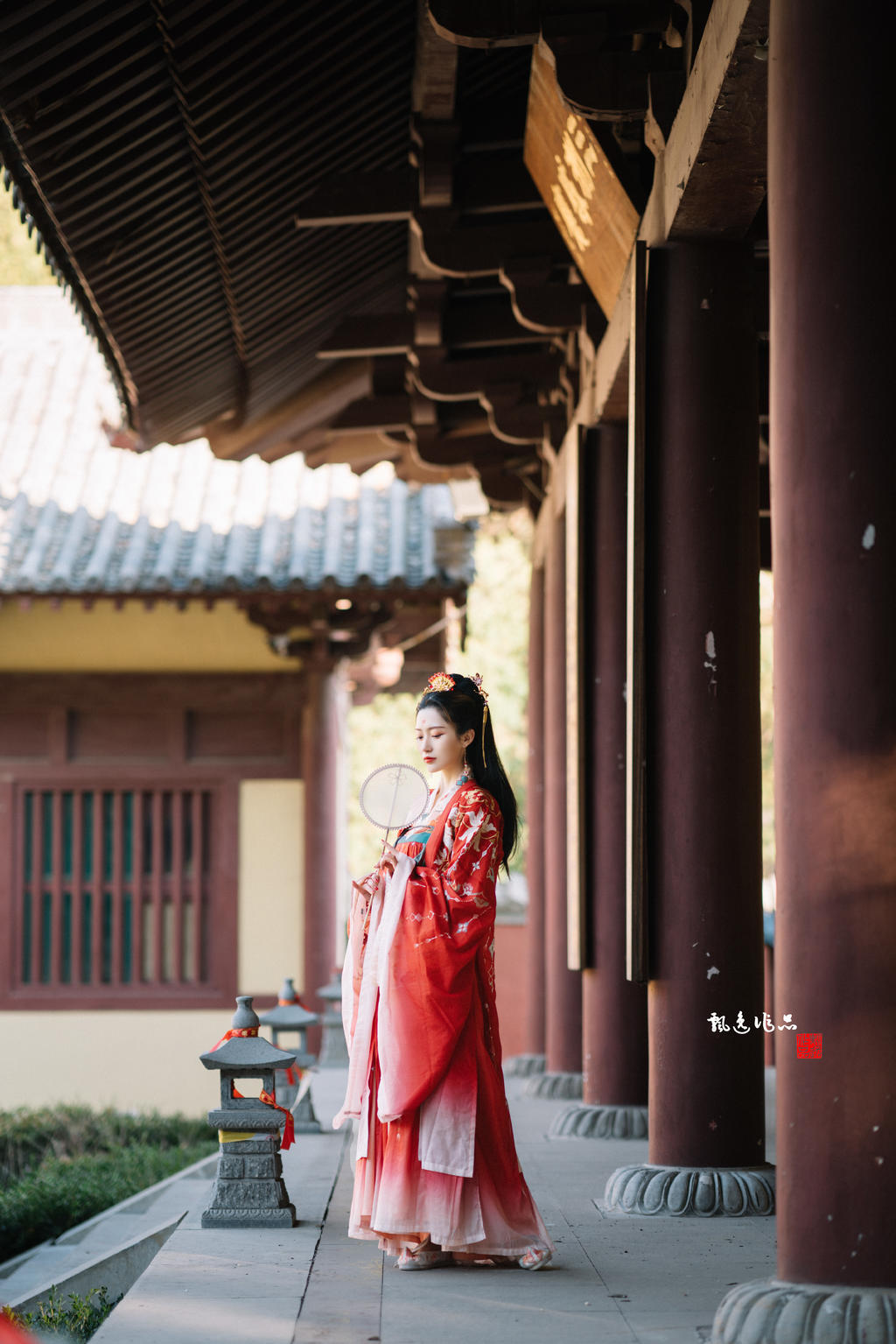 汉服美女红妆素裹风情万种图片