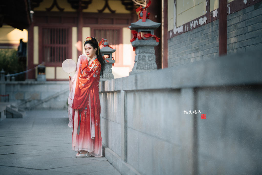 汉服美女红妆素裹风情万种图片